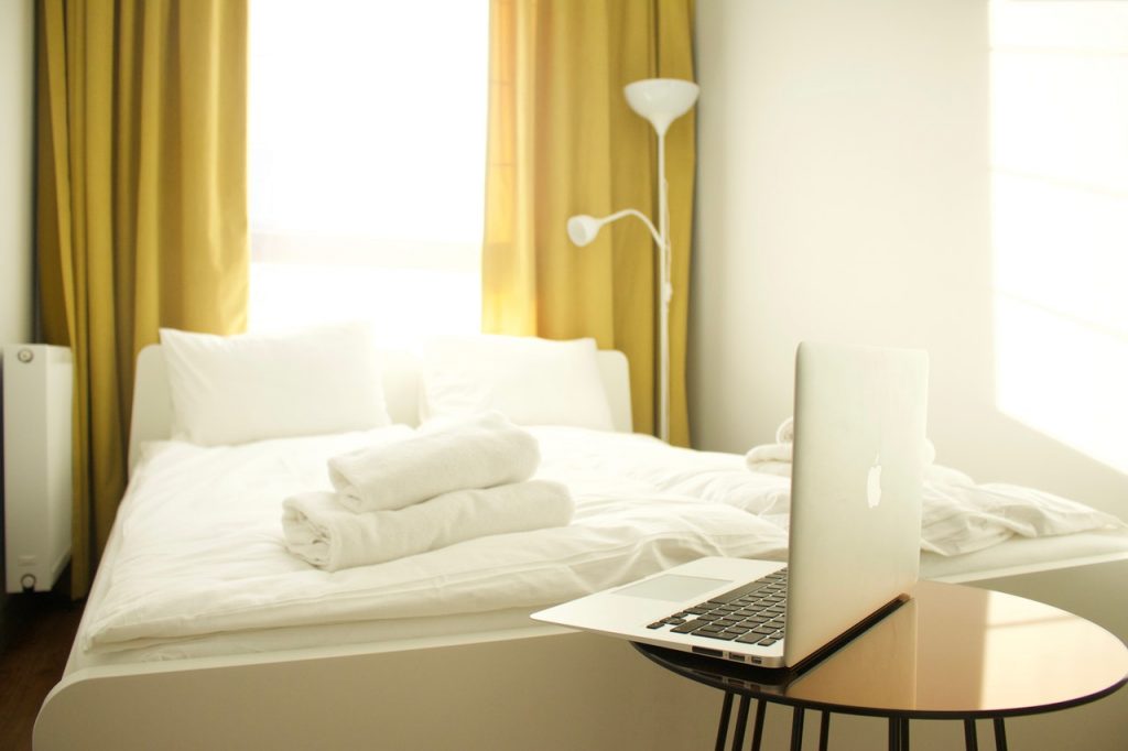 chambre décoré en blanc avec des rideaux jaune