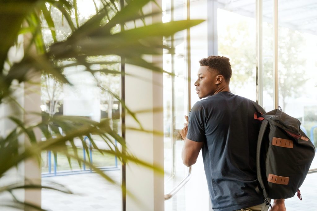 jeune homme qui porte un sac à dos