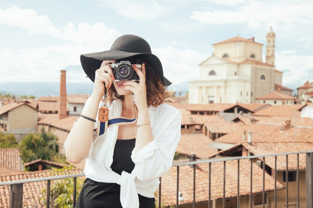 femme prenant une photo avec un appareil photo reflex