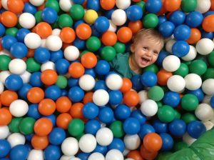 piscine à balle avec un enfant qui rigole