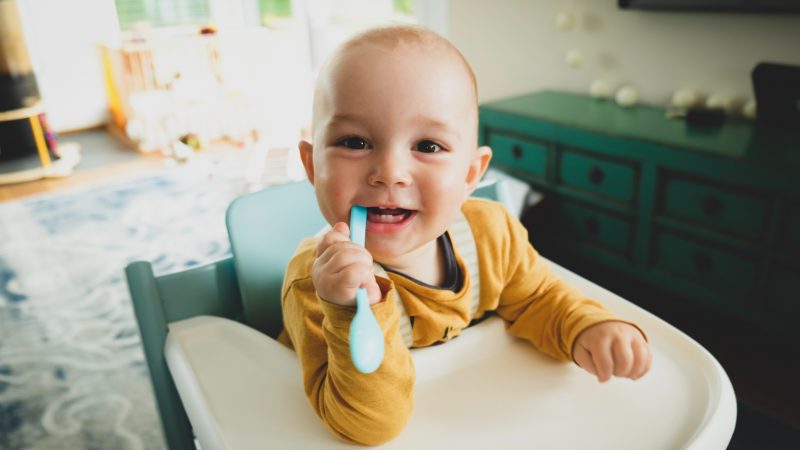 À quel âge peut-on laisser un enfant seul à la maison et comment procéder ?