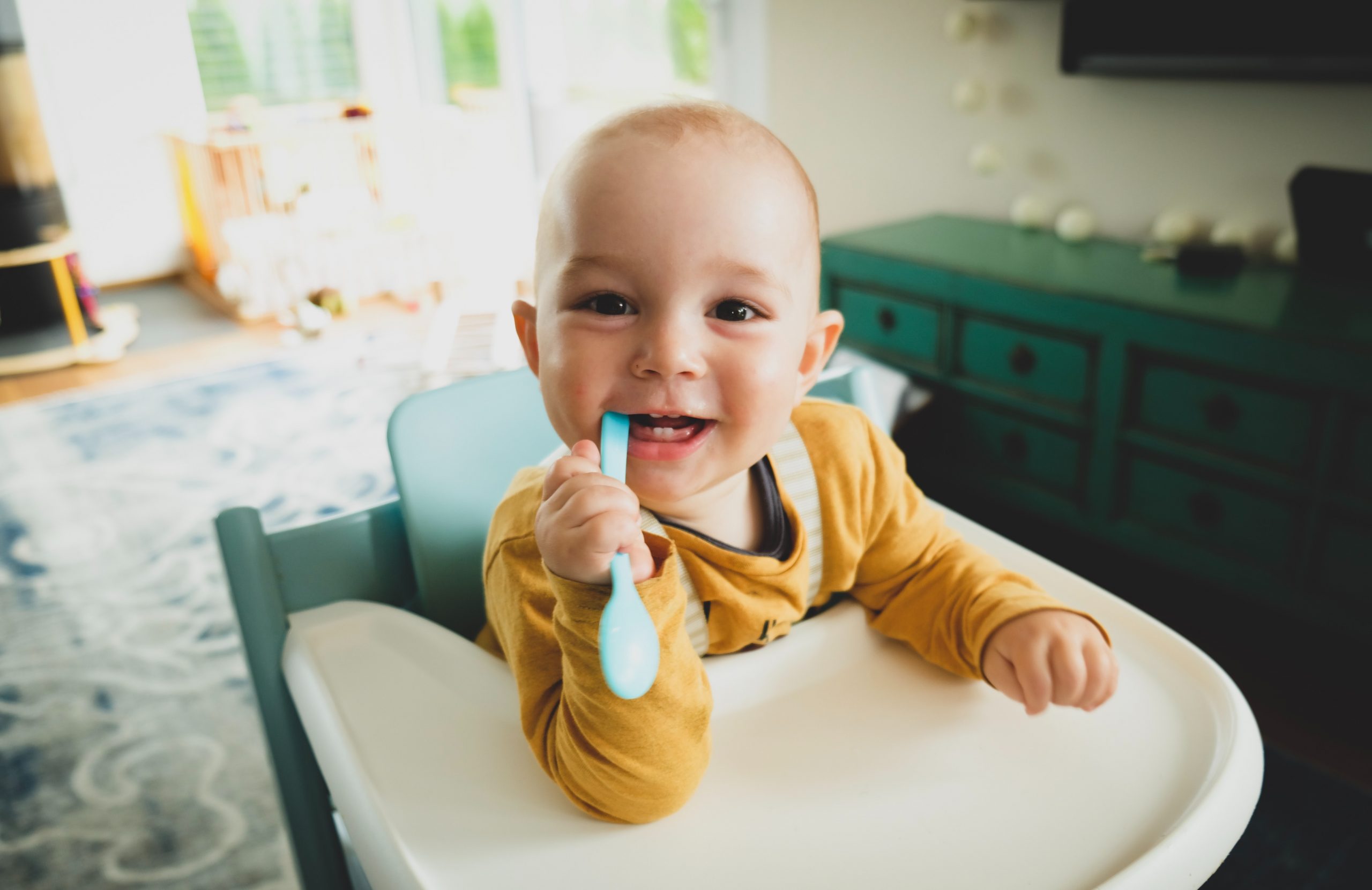 À quel âge peut-on laisser un enfant seul à la maison et comment procéder ?